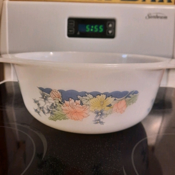 White and Blue Modern Cookware Set for a Contemporary Kitchen - Picture 4 of 7